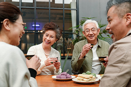 中老年人喝茶聊天高清图片
