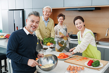 中老年人在厨房做饭图片