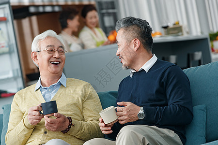 快乐的老哥俩喝茶聊天图片