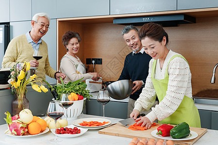 中老年人在厨房做饭图片