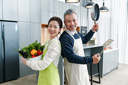 厨房中的女人快乐的中老夫妇在厨房做饭背景