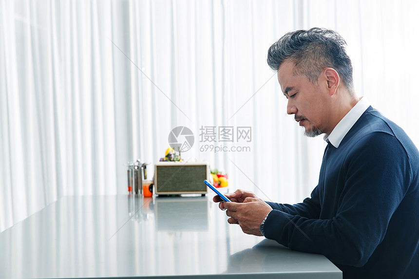 中老年男士看手机图片