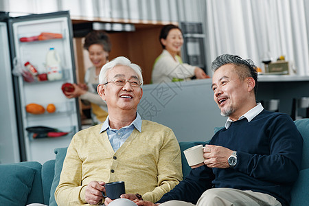 快乐的老哥俩喝茶聊天图片