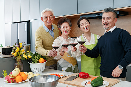 老年人喝红酒举杯庆祝的快乐老人背景