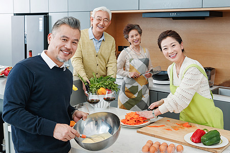 中老年人在厨房做饭图片