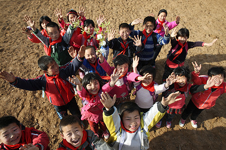 快乐欢呼的乡村小学生图片