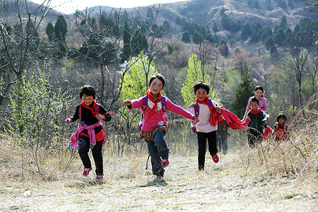 春天跑步女孩乡村小学生快乐的奔跑背景