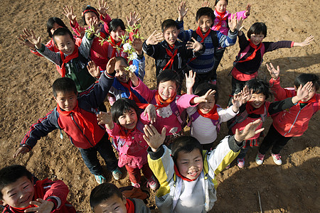 乡村小学生跳跃图片