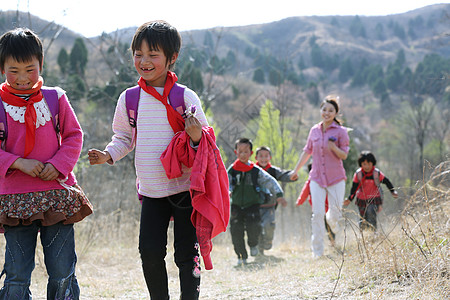 春天跑步女孩乡村老师和学生背景