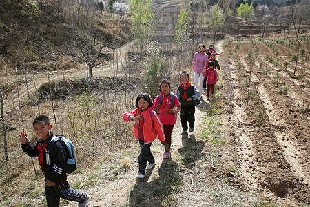 乡村老师和学生走在山路上图片