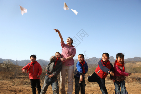 乡村老师和学生放纸飞机图片
