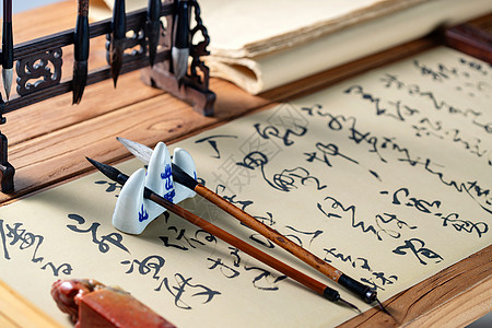 中国风印章笔架上的毛笔和书法背景