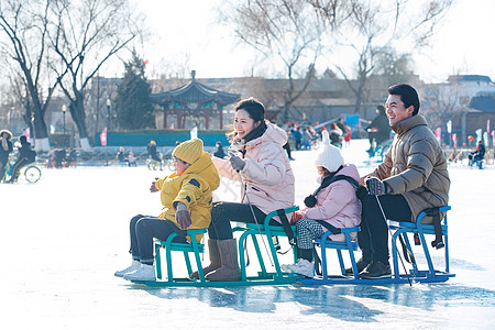 快乐的一家人坐冰车玩耍图片