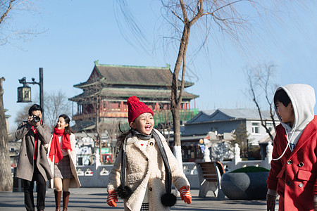 温馨一家人一家四口快乐旅行背景