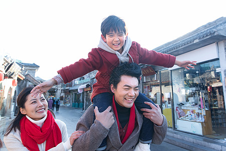 幸福的一家三口逛街高清图片