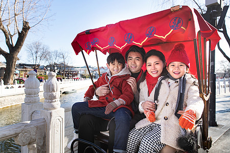 四口之家一家四口坐人力黄包车旅游背景