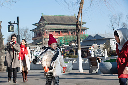 一家四口快乐旅行图片