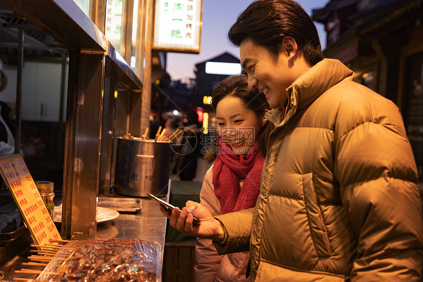 青年夫妇逛街图片