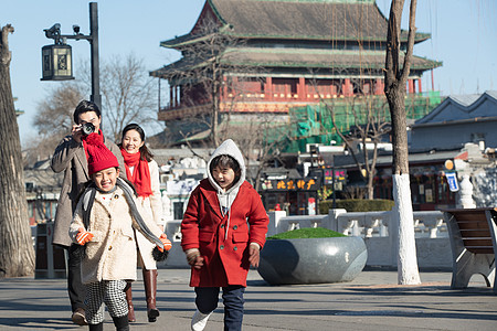 一家四口快乐旅行图片