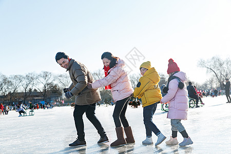 快乐的一家人滑冰图片