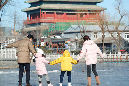 北京古城快乐家庭手牵手滑冰背景