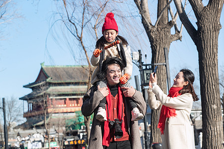 年轻父母带着女儿快乐旅行图片