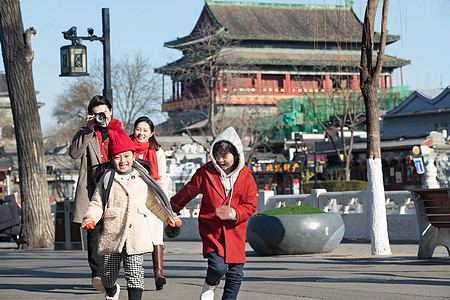 一家四口快乐旅行图片