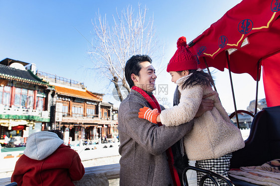 父亲带着孩子坐黄包车旅行图片