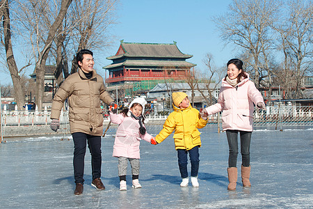 北京古城手牵手滑冰的快乐家庭背景