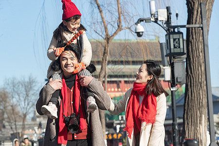 中国传统元素年轻父母带着女儿快乐旅行背景