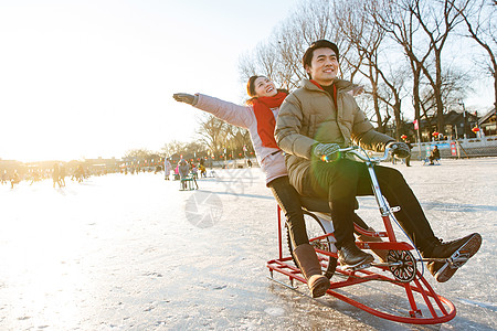 中国传统元素浪漫夫妻在溜冰场背景