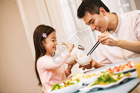 父亲和女儿在吃饭高清图片