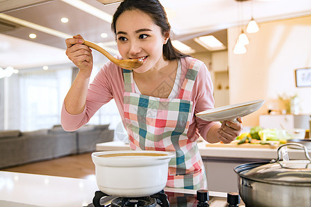 青年女人在厨房煲汤图片