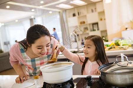 亲子厨房年轻妈妈和女儿在厨房背景