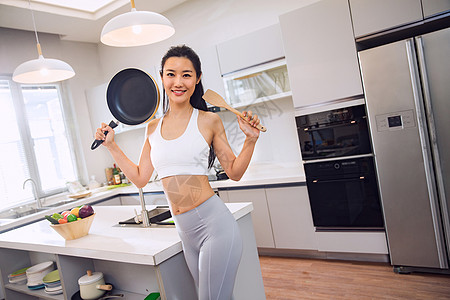 青年女人在厨房图片