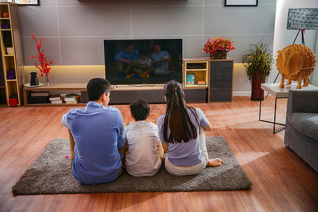 幸福家庭在看电视图片