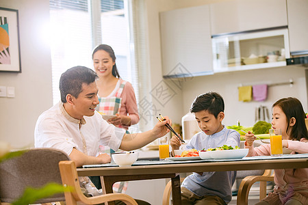 幸福家庭在吃饭图片