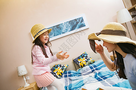 母亲和女儿在卧室玩耍图片