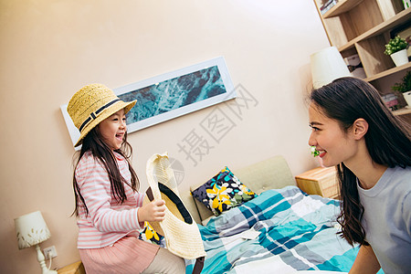 母亲和女儿在卧室玩耍图片