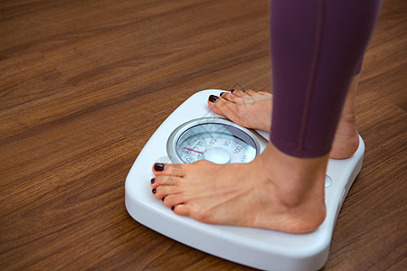 青年女人测量体重图片