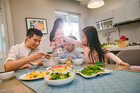 幸福家庭在吃饭图片