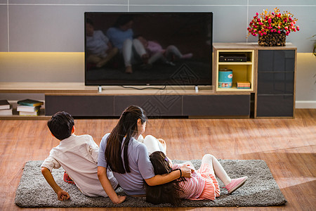 幸福家庭在看电视背景图片