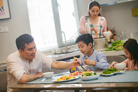 幸福家庭在吃饭图片