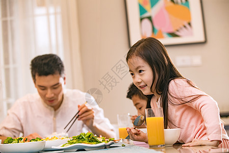 幸福家庭在吃饭图片