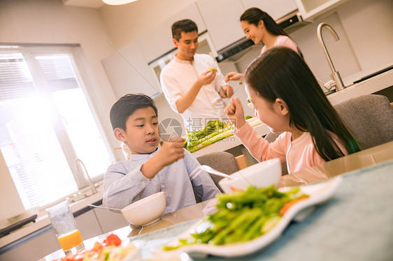 幸福家庭在吃饭图片