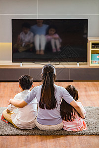 幸福家庭在看电视背景图片