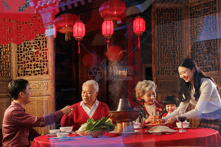 幸福东方家庭过年吃团圆饭图片