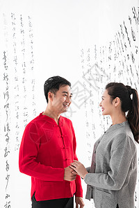 穿中式服装的青年伴侣图片