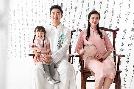 穿中式服装的复古家庭背景