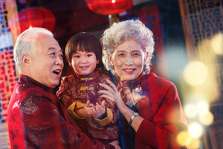 快乐的祖父母抱着孙子图片